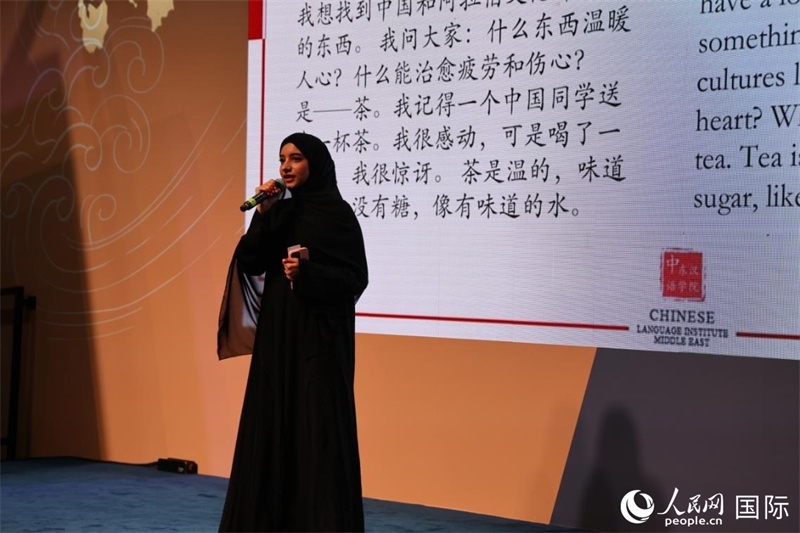 第四屆“阿聯(lián)酋眼中的中國”中文比賽上，一位阿聯(lián)酋漢語學(xué)習(xí)者與觀眾分享對(duì)中國茶文化的思考。人民網(wǎng)記者 張志文攝