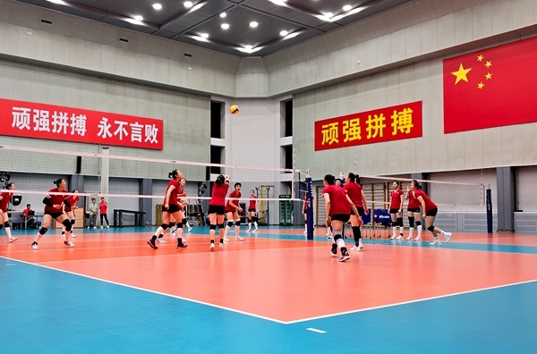 4月28日，中國女排在主教練趙勇的帶領下進行訓練。人民網(wǎng)記者 胡雪蓉攝