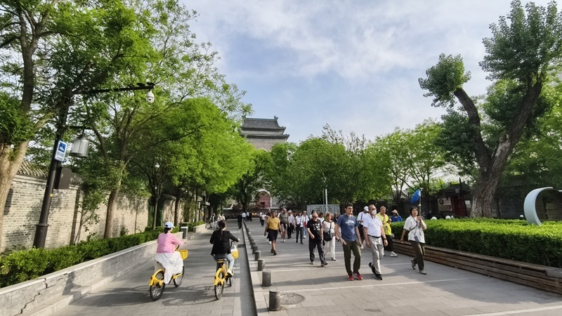外國游客游覽北京鼓樓。人民網(wǎng)記者 李楠樺攝