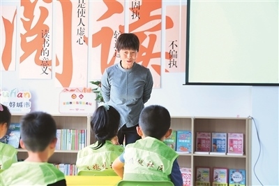 田桂月帶領(lǐng)孩子共讀繪本《點(diǎn)》。李澤罡攝