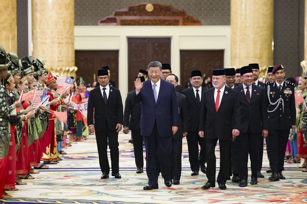 4月16日上午，馬來西亞最高元首易卜拉欣在馬來西亞國家王宮同中國國家主席習(xí)近平舉行會(huì)見。會(huì)見后，習(xí)近平出席易卜拉欣舉行的歡迎宴會(huì)。這是習(xí)近平向歡迎人群揮手致意。新華社記者 黃敬文 攝