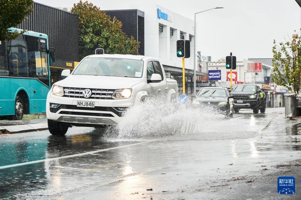 5月1日，汽車行駛在新西蘭南島城市克賴斯特徹奇的街頭。新華社發(fā)（陳思雨蒙 攝）