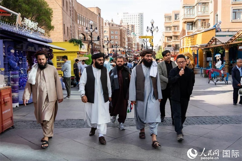 代表團在新疆國際大巴扎參觀。人民網(wǎng)記者 章凱風(fēng)攝