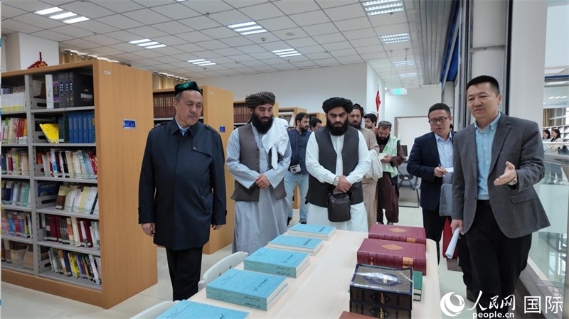 代表團在新疆伊斯蘭教經(jīng)學(xué)院圖書館參觀。人民網(wǎng)記者 章凱風(fēng)攝
