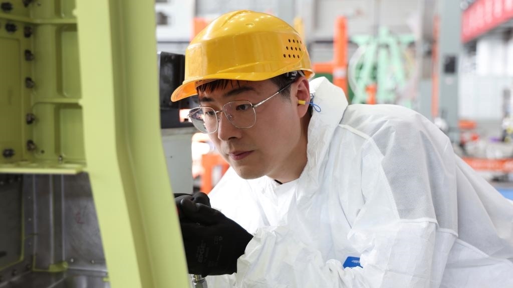 在中國航空工業(yè)集團成飛車間內(nèi)，飛機鉚裝鉗工首席操作技師馮攀龍正在工作。（新華社發(fā)）