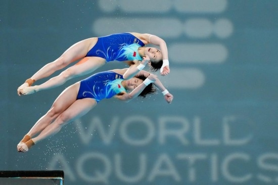 5月2日，陳芋汐（上）/全紅嬋在比賽中。新華社記者 鞠煥宗 攝