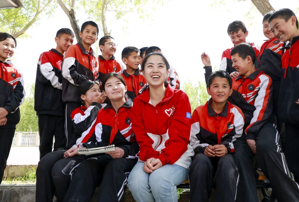 4月23日，在新疆克州阿圖什市哈拉峻鄉(xiāng)謝依特小學(xué)，支教教師高淑賢和學(xué)生們?cè)谝黄稹? width=