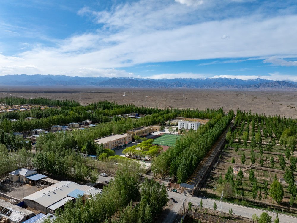 這是4月23日在新疆克州阿圖什市哈拉峻鄉(xiāng)拍攝的謝依特小學(xué)（無人機(jī)照片）。