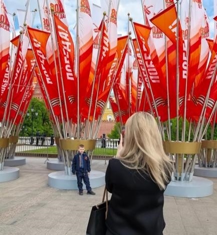 當(dāng)?shù)貢r(shí)間5月7日下午，莫斯科紅場(chǎng)外，紀(jì)念蘇聯(lián)偉大衛(wèi)國(guó)戰(zhàn)爭(zhēng)勝利80周年慶典旗幟飄揚(yáng)。