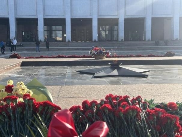 當(dāng)?shù)貢r(shí)間5月6日下午，莫斯科勝利廣場(chǎng)上的長(zhǎng)明火兩旁放滿鮮花。