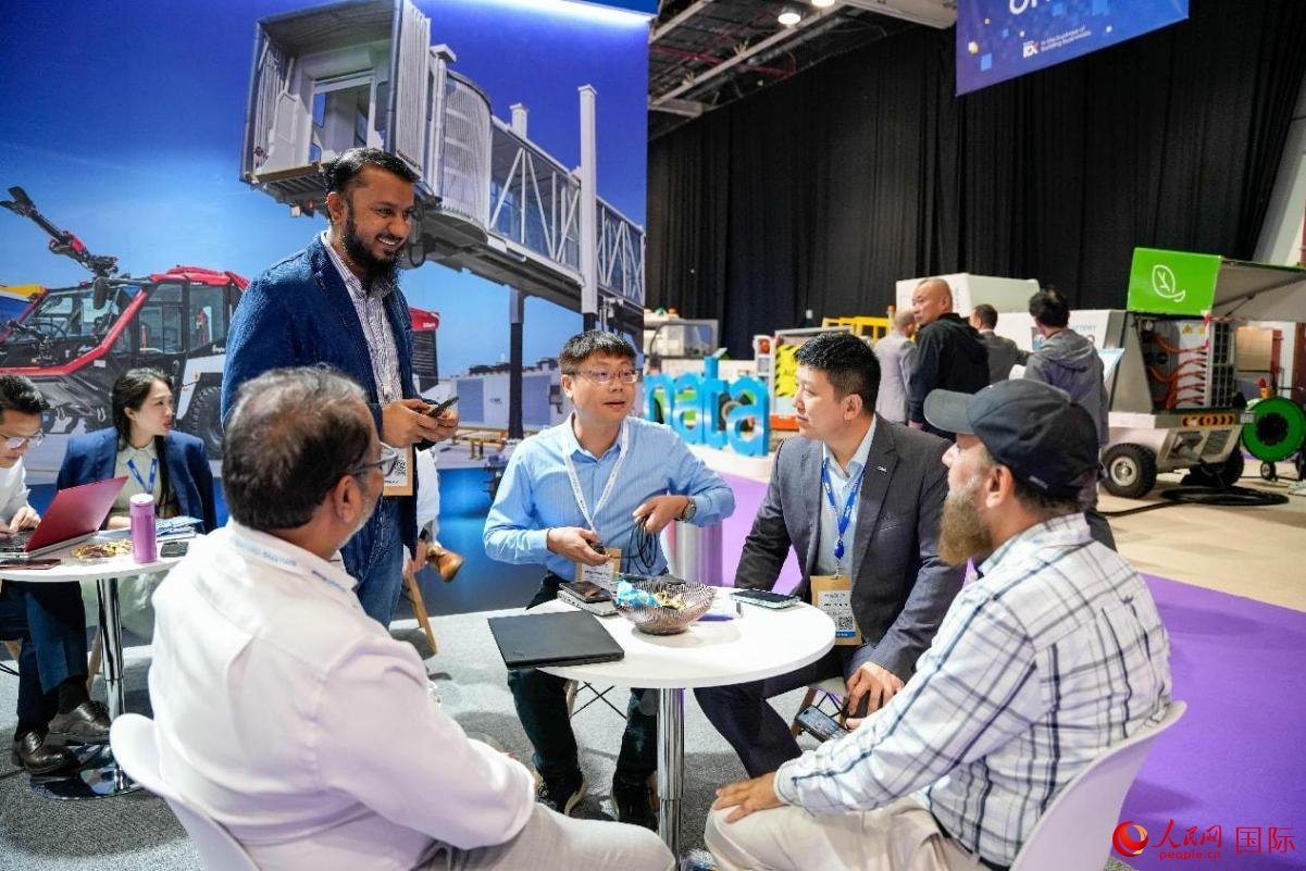 中外商家在交流。人民網(wǎng)塔里克·易卜拉欣攝