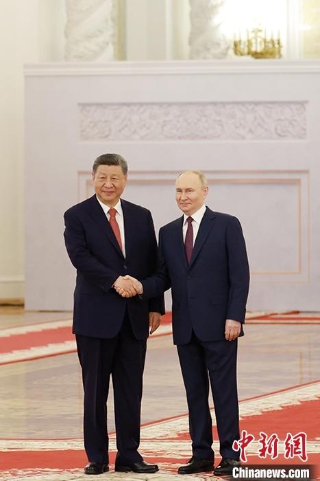 當(dāng)?shù)貢r(shí)間5月8日上午，中國(guó)國(guó)家主席習(xí)近平出席俄羅斯總統(tǒng)普京在克里姆林宮舉行的歡迎儀式。 中新社記者 盛佳鵬 攝