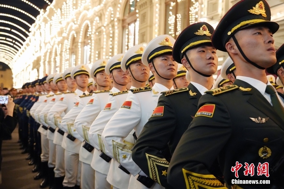 當(dāng)?shù)貢r(shí)間5月3日晚，俄羅斯首都莫斯科，俄羅斯紀(jì)念衛(wèi)國(guó)戰(zhàn)爭(zhēng)勝利80周年閱兵式第二次彩排，中國(guó)人民解放軍儀仗司禮大隊(duì)震撼亮相，受到華僑華人、留學(xué)生和當(dāng)?shù)孛癖姛崃覛g迎。中新社記者 田冰 攝