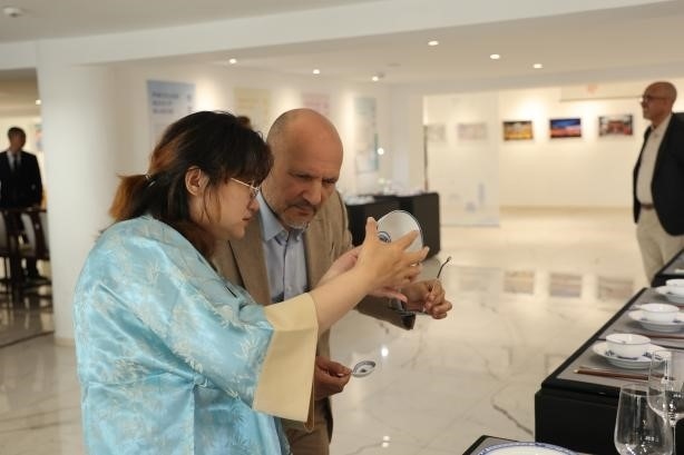 摩洛哥民眾在觀察中國(guó)瓷器。拉巴特中國(guó)文化中心供圖