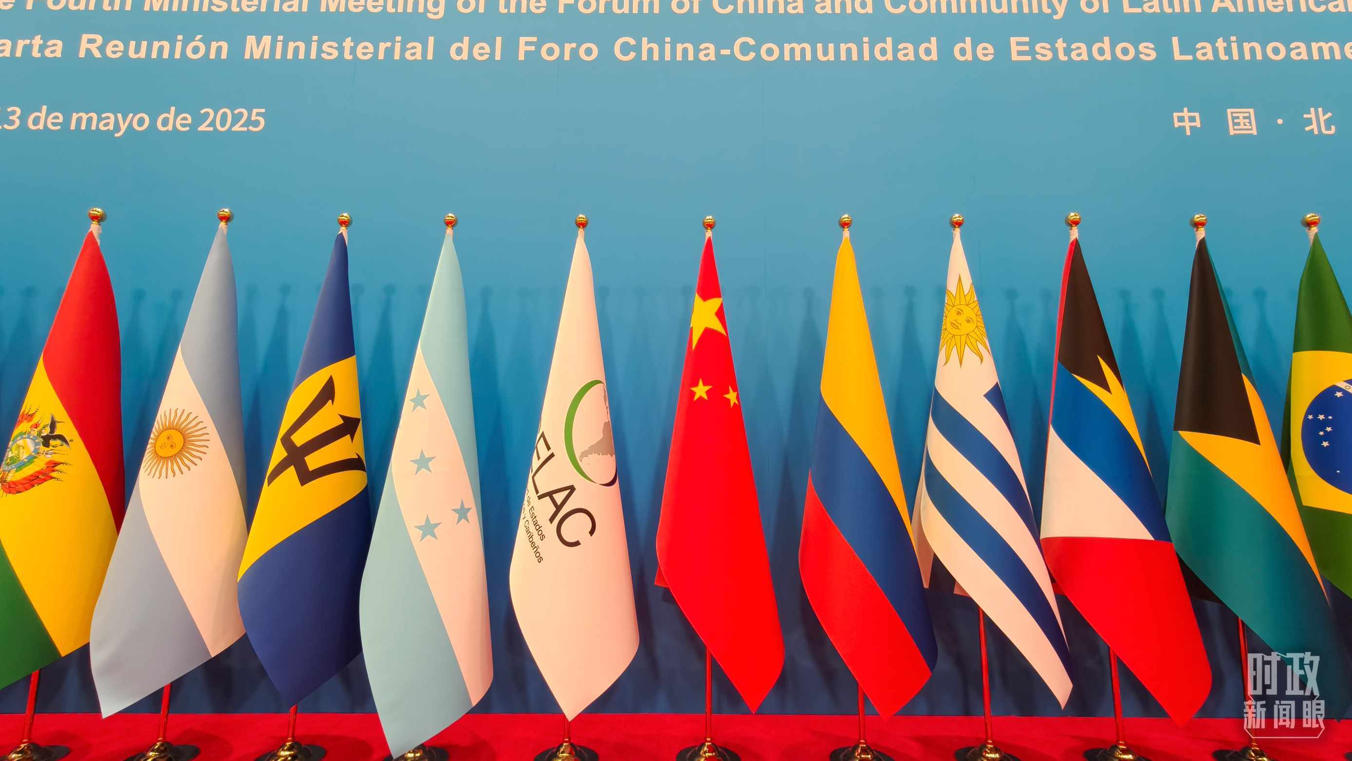 開幕式現(xiàn)場的旗陣。（總臺央視記者陸泓宇拍攝）