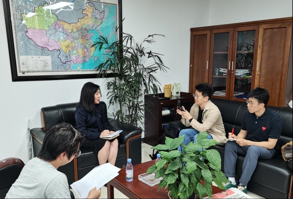 記者采訪企業(yè)跨境物流建設(shè)情況。人民網(wǎng) 孫啟凡攝