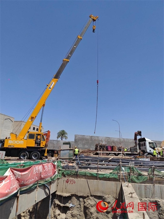 工人在進行五號隧道施工。人民網(wǎng)記者管克江攝