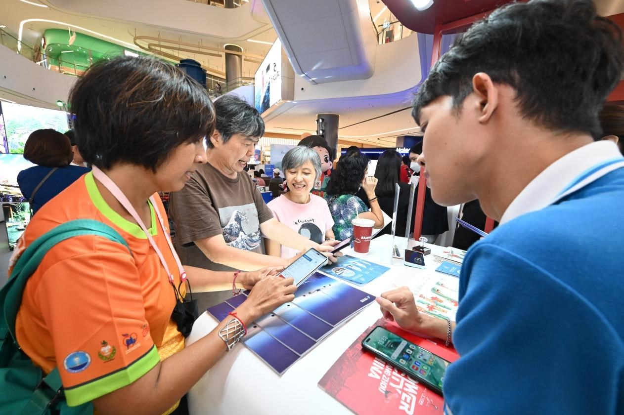 游客在航空公司展臺前了解機票優(yōu)惠活動。主辦方供圖