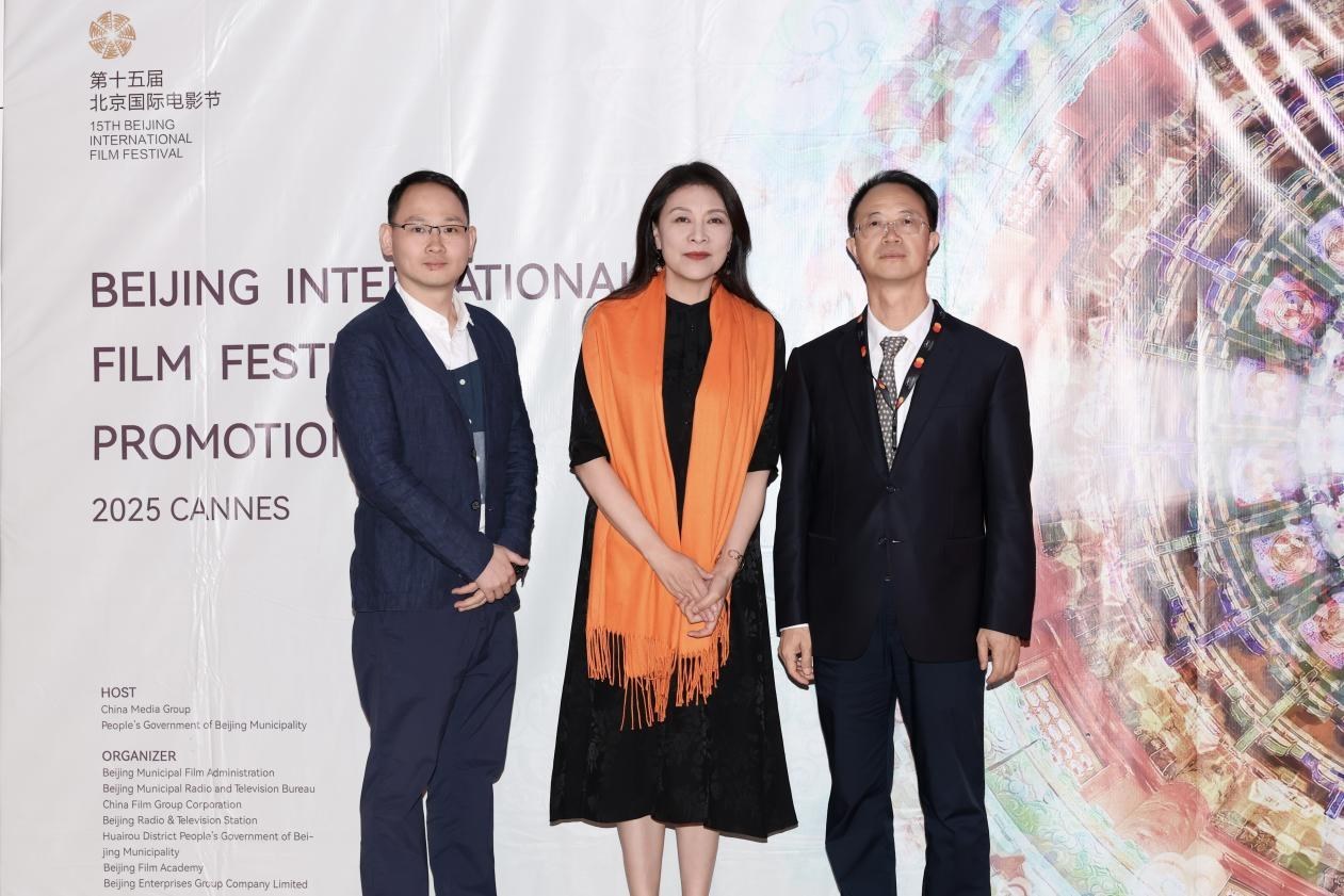 余俊生（右一）與《走走停停》導(dǎo)演龍飛（左一）、演員岳紅（左二）合影。主辦方供圖