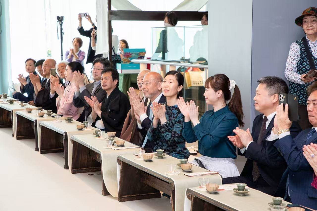 中日兩國文旅界、各茶道流派嘉賓出席開幕式。中國駐大阪旅游辦事處供圖