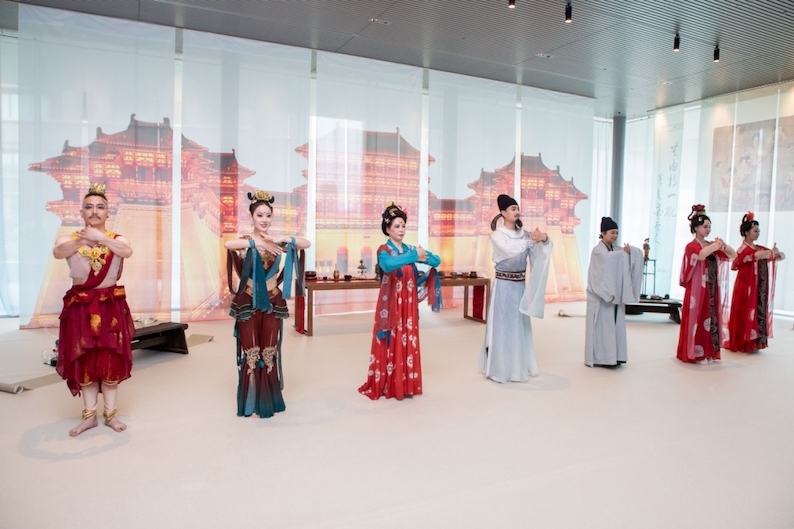 眾人行唐代插手禮。中國駐大阪旅游辦事處供圖