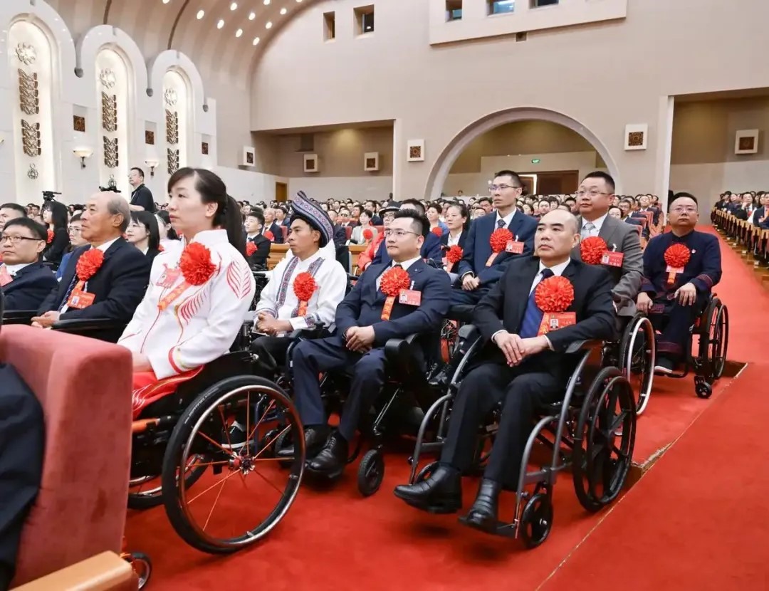 2025年5月16日，第七次全國自強(qiáng)模范暨助殘先進(jìn)表彰大會(huì)在北京召開。大會(huì)表彰了200名“全國自強(qiáng)模范”、200個(gè)“全國殘疾人工作先進(jìn)集體”和60名“全國殘疾人工作先進(jìn)個(gè)人”。