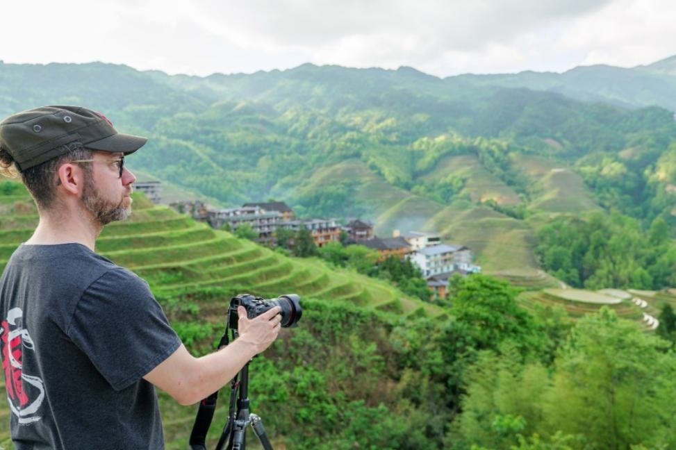 2025年年5月9日，廣西桂林，外國游客游覽龍脊梯田，在美景前駐足拍照。（圖片來源：視覺中國）