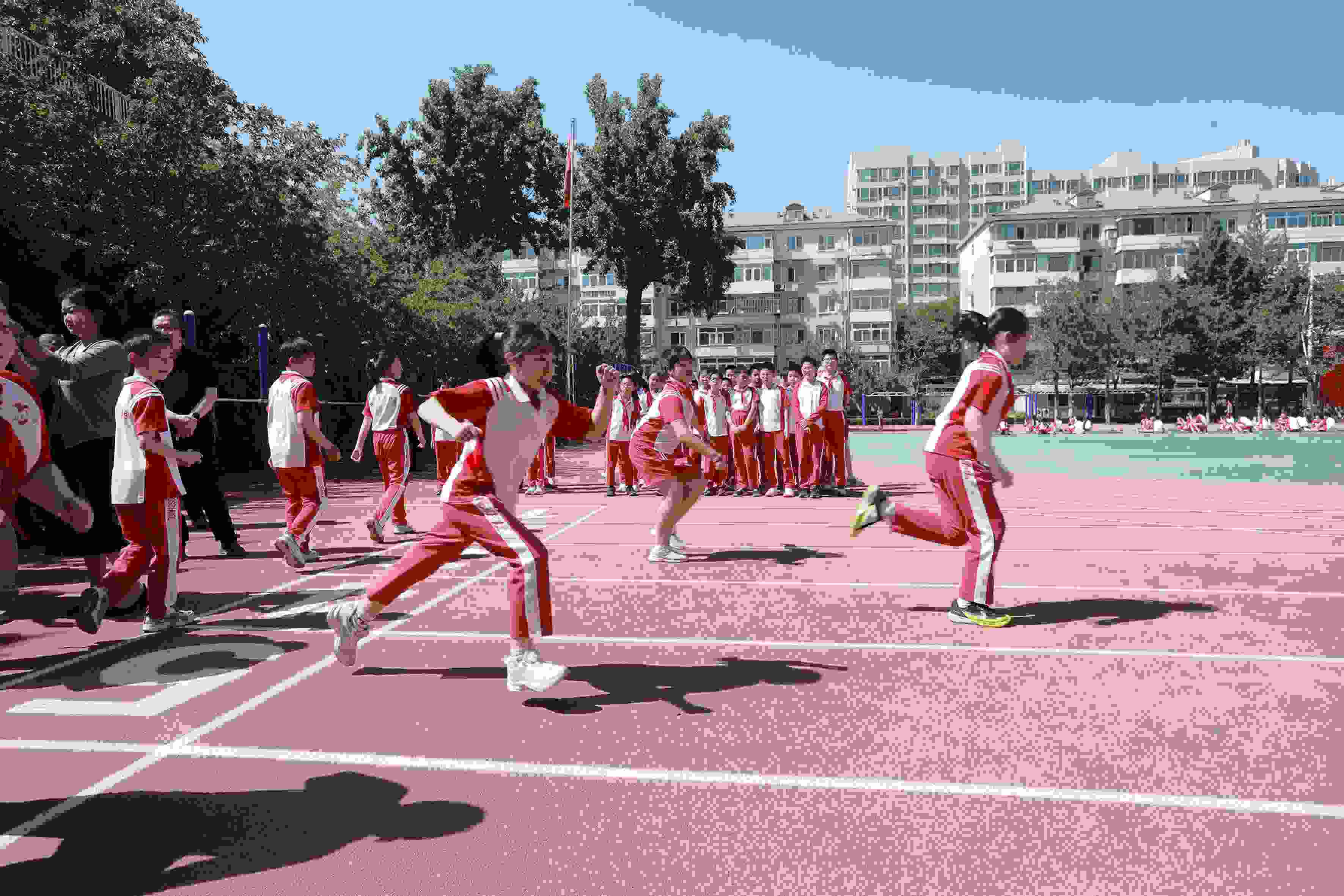 學(xué)生利用人工智能進(jìn)行50米測(cè)試。北京市教委供圖