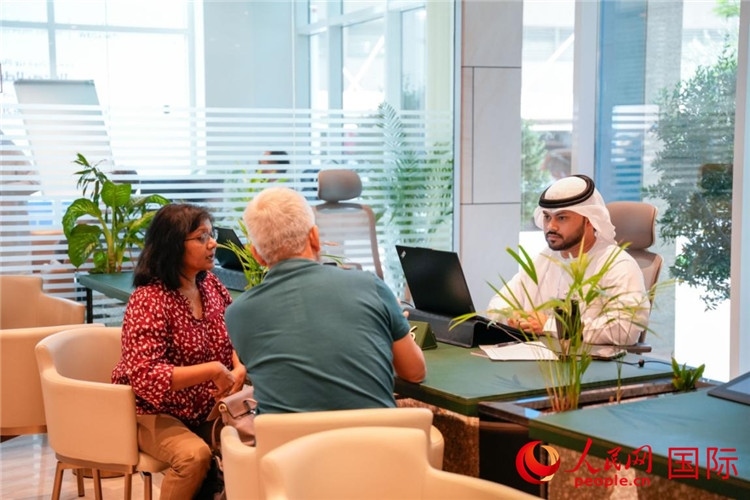 在阿治曼自由區(qū)一站式服務(wù)中心內(nèi)，工作人員為客商辦理業(yè)務(wù)。人民網(wǎng) 塔里克·易卜拉欣攝