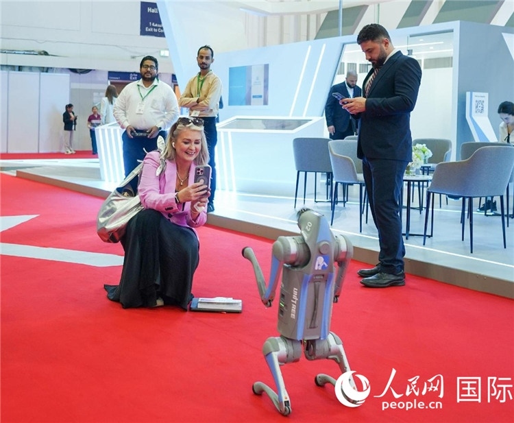 與會嘉賓被中企機器人吸引。人民網(wǎng) 塔里克·易卜拉欣攝
