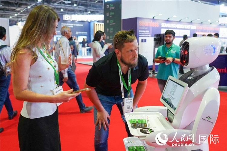 會上展示的電子支付機器人。人民網(wǎng) 塔里克·易卜拉欣攝