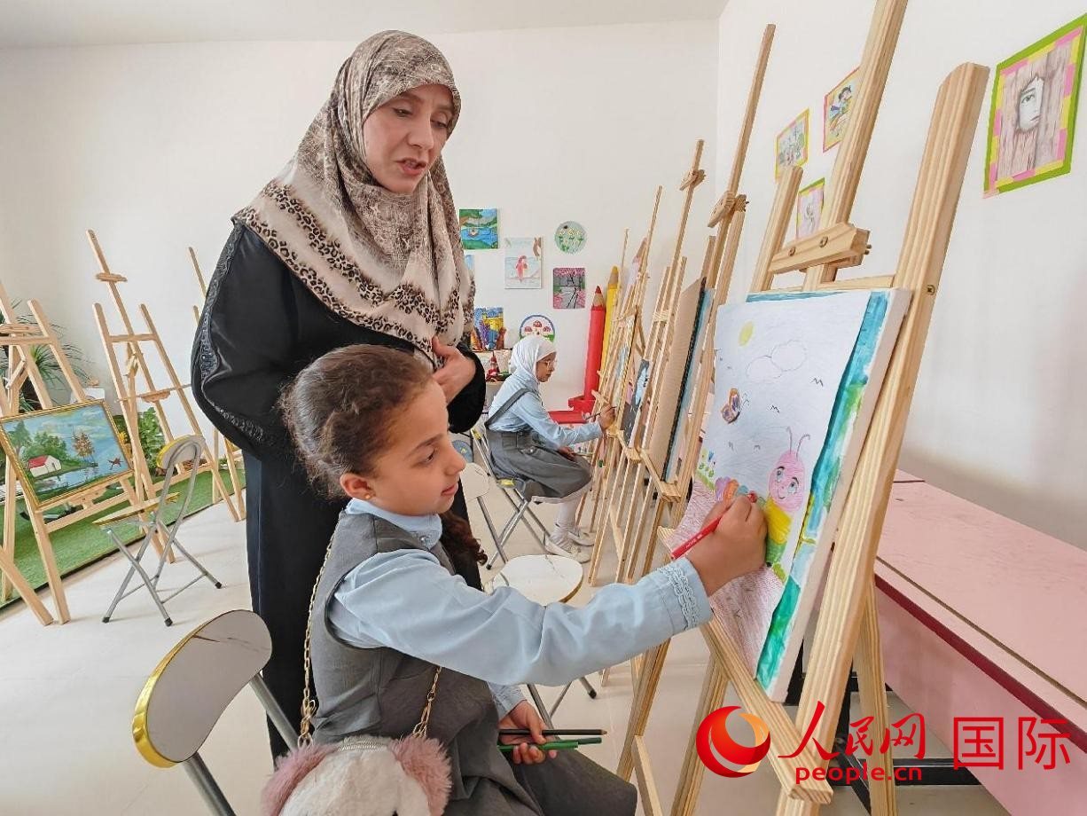 阿爾穆塔?阿里卡特國(guó)際學(xué)校的學(xué)生在美術(shù)室上課。人民網(wǎng)記者 管克江攝