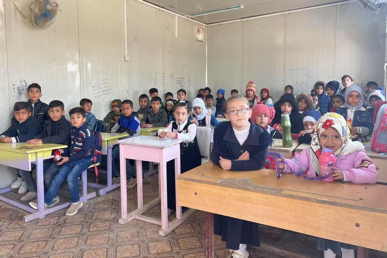 伊拉克卡爾巴拉省學(xué)生在簡(jiǎn)易板房?jī)?nèi)上課。中國(guó)電建供圖
