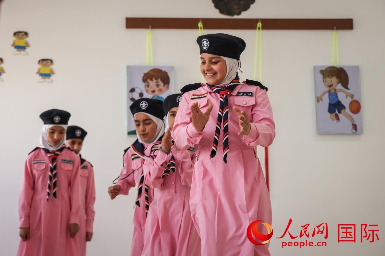 阿爾穆塔?阿里卡特國(guó)際學(xué)校的學(xué)生在展示課間活動(dòng)。人民網(wǎng)記者 薛丹攝