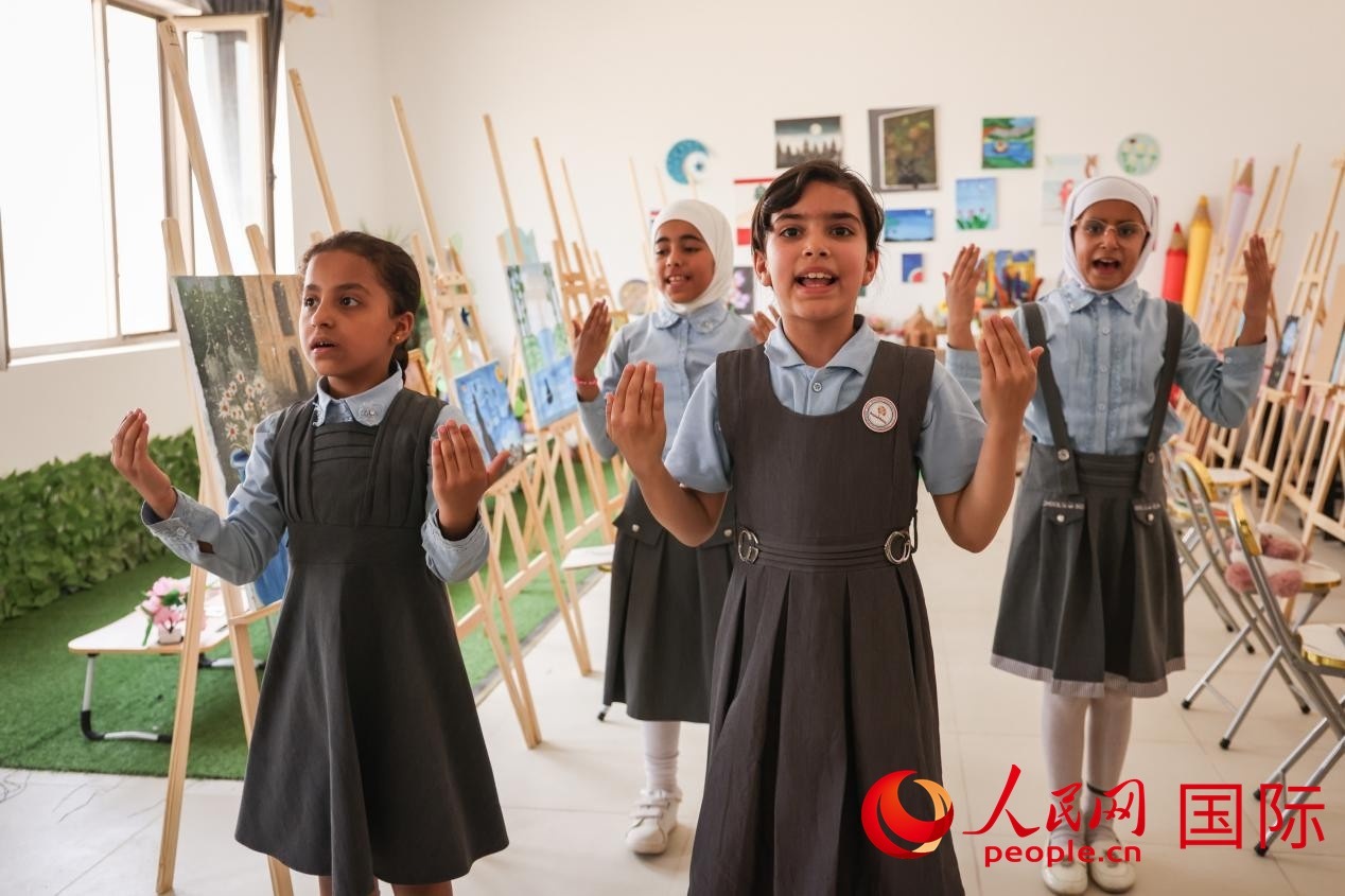 阿爾穆塔?阿里卡特國(guó)際學(xué)校的學(xué)生表演舞蹈。人民網(wǎng)記者 薛丹攝
