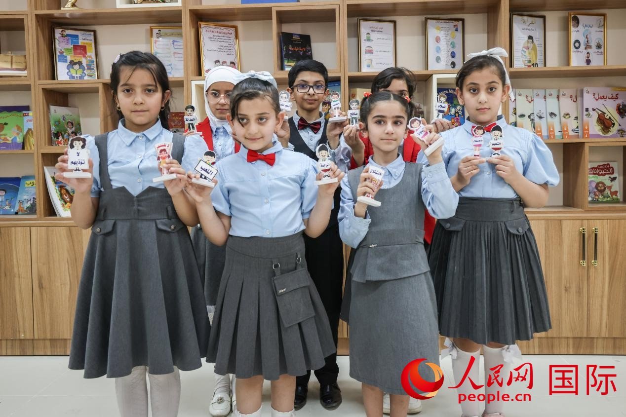 阿爾穆塔?阿里卡特國(guó)際學(xué)校的學(xué)生在圖書(shū)室上課。人民網(wǎng)記者 薛丹攝