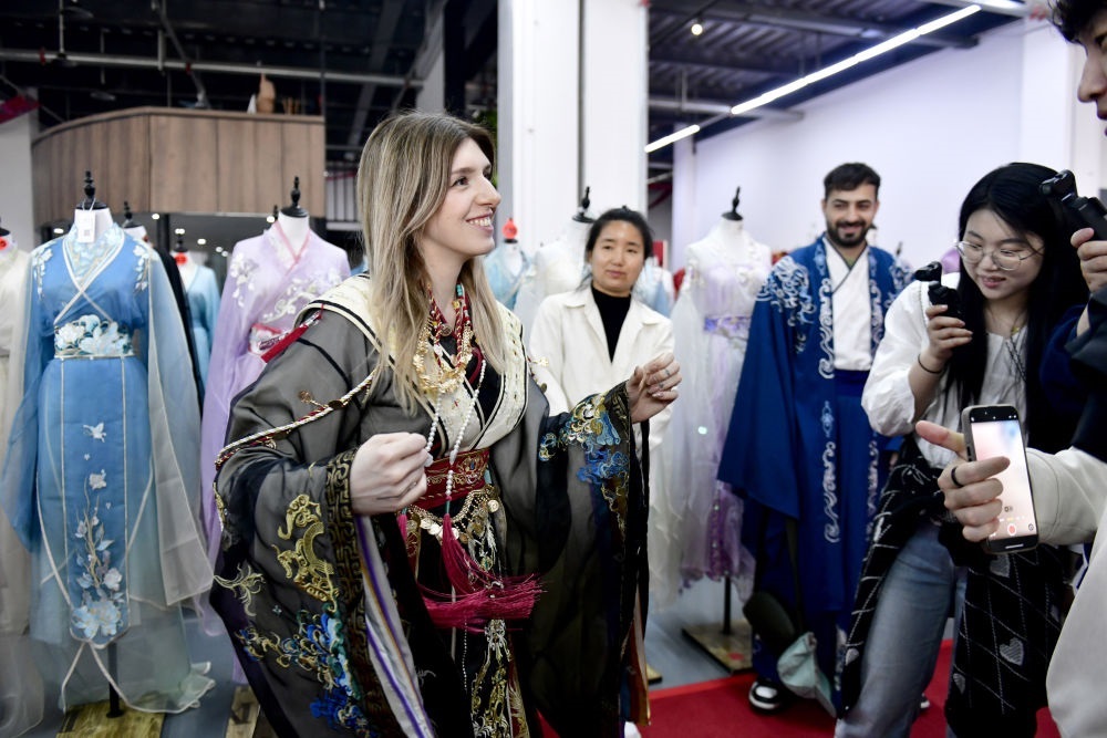 2025年4月8日，參加曹縣漢服文化節(jié)的意大利嘉賓卡米拉在試穿漢服。新華社記者郭緒雷 攝