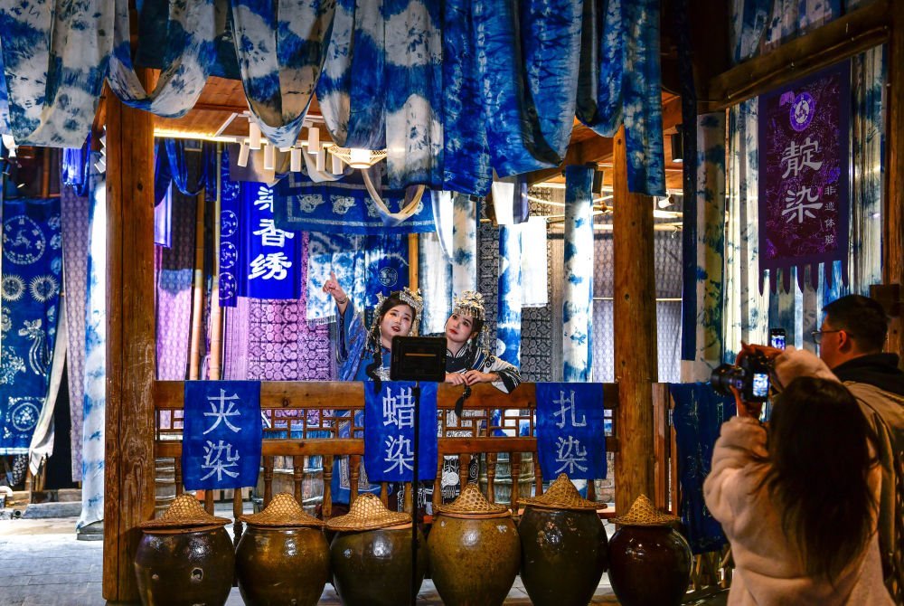 2025年3月17日，游客在貴州省黎平縣肇興侗寨里留影。新華社記者楊文斌 攝