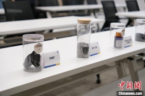 5月20日，浙大高分子科學(xué)與工程學(xué)系內(nèi)擺放著石墨礦等。 曹丹 攝