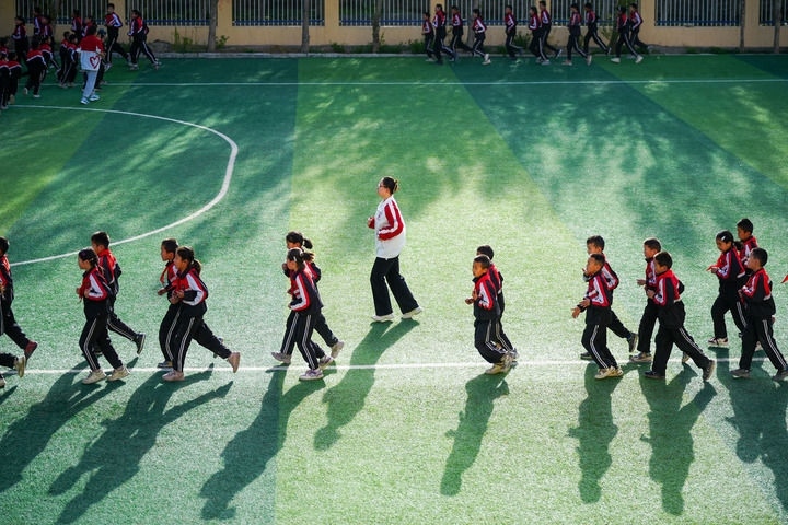 2025年4月24日，在新疆克州阿圖什市哈拉峻鄉(xiāng)謝依特小學(xué)，支教教師帶領(lǐng)學(xué)生晨跑。新華社記者 徐宏巖 攝