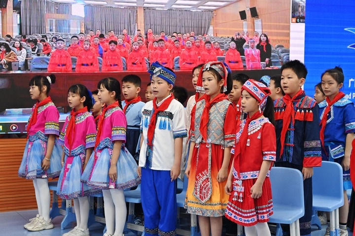 2025年3月28日，在“壯蒙一家親 共筑中國夢”手拉手主題云隊(duì)會上，廣西南寧市濱湖路小學(xué)四（1）中隊(duì)隊(duì)員通過網(wǎng)絡(luò)和內(nèi)蒙古鄂爾多斯東勝區(qū)第十二小學(xué)四（9）中隊(duì)隊(duì)員一起唱《中國少年先鋒隊(duì)隊(duì)歌》。新華社記者 周華 攝