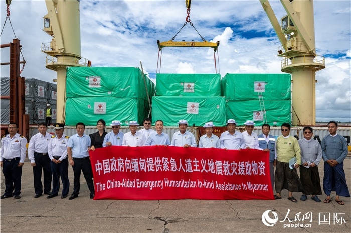 5月25日，中國駐緬甸大使館參贊歐陽道冰、仰光省首席部長梭登及緬有關(guān)部門官員出席援緬第十五批緊急人道主義地震救災(zāi)物資交接儀式。人民網(wǎng)記者謝佳君攝