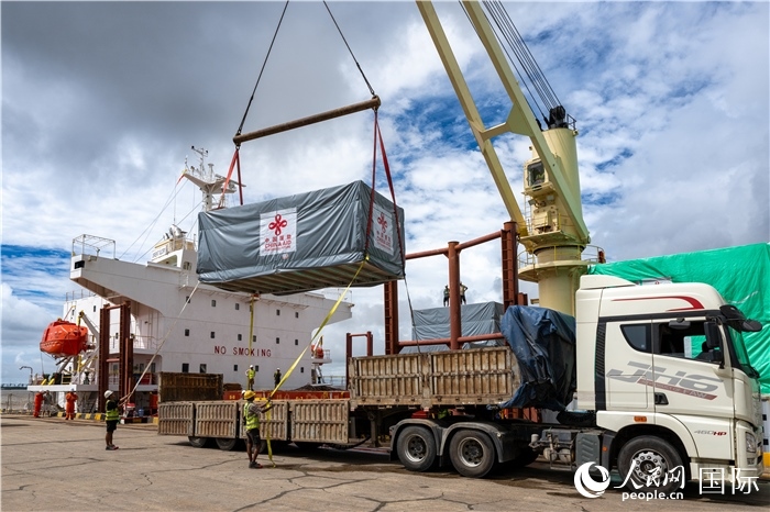 5月25日，當(dāng)?shù)毓と嗽诟劭趶呢涊喩闲遁d援緬第十五批緊急人道主義地震救災(zāi)物資。人民網(wǎng)記者謝佳君攝