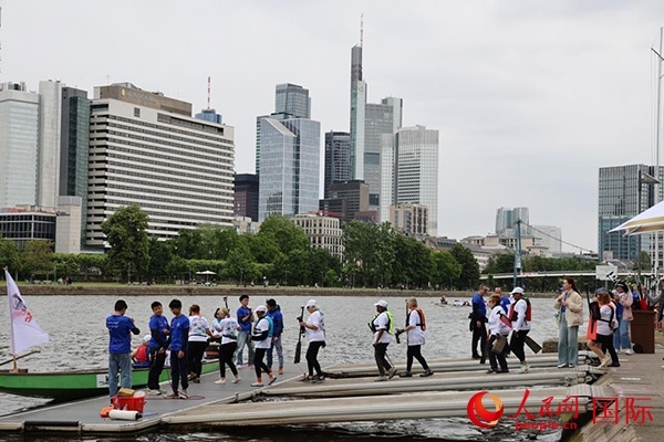 來自美國的快樂龍舟隊(duì)選手們正在登船準(zhǔn)備參賽。人民網(wǎng)記者 劉仲華攝