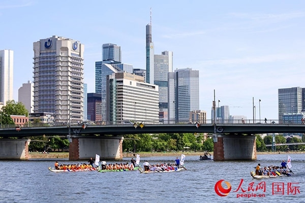 龍舟賽隊(duì)伍奮力揮槳、破浪前行。人民網(wǎng) 依琳攝