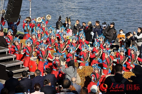 龍舟賽開幕式上，《楊家將戰(zhàn)鼓》演奏引爆全場。人民網(wǎng) 依琳攝