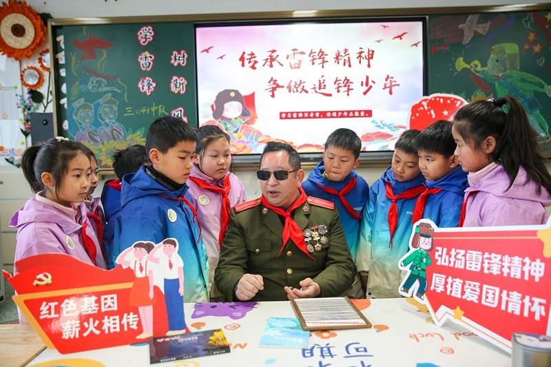 2025年3月3日，江蘇南通如皋市安定小學(xué)里，傷殘軍人許波銀在思政小課堂上向?qū)W生講述雷鋒故事。