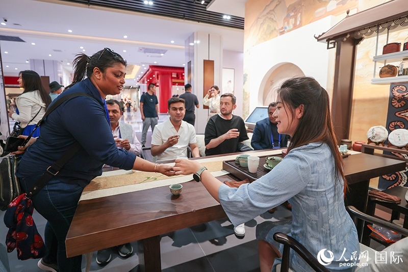 5月25日，外國媒體人在霍爾果斯國際邊境合作中心中國文化館參觀。人民網(wǎng)記者 張武軍攝