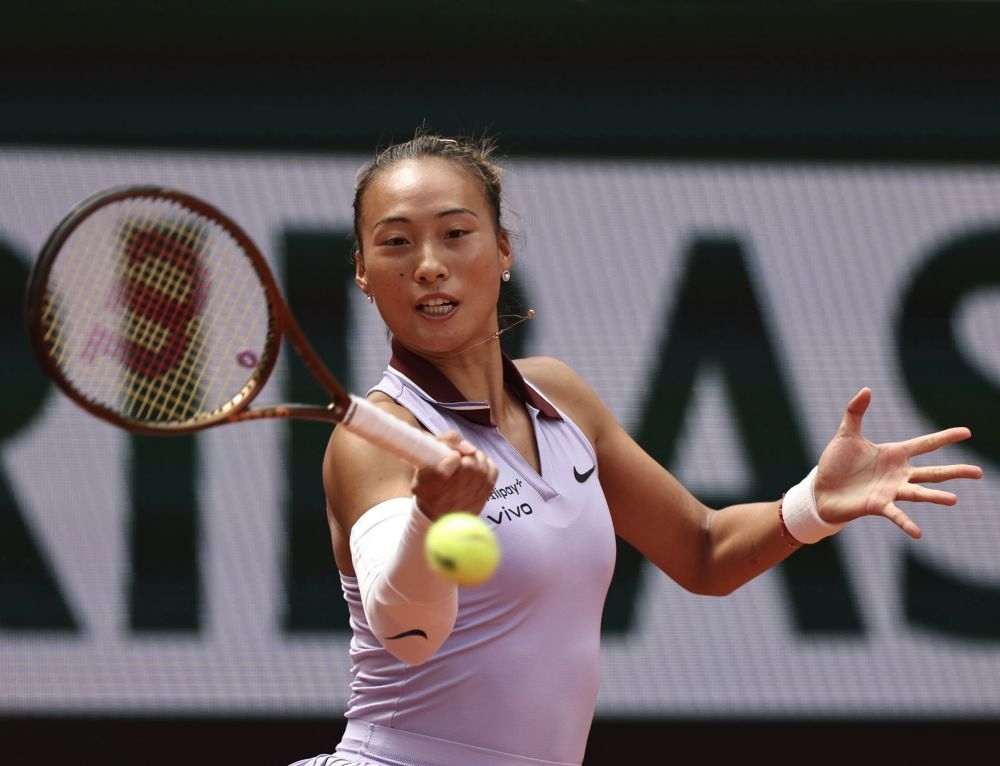 6月1日，鄭欽文在比賽中回球。新華社記者 李京 攝