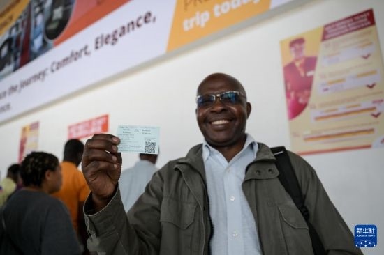 5月31日，在蒙內(nèi)鐵路內(nèi)羅畢站，一名前往蒙巴薩的乘客展示車票。新華社記者 楊光 攝